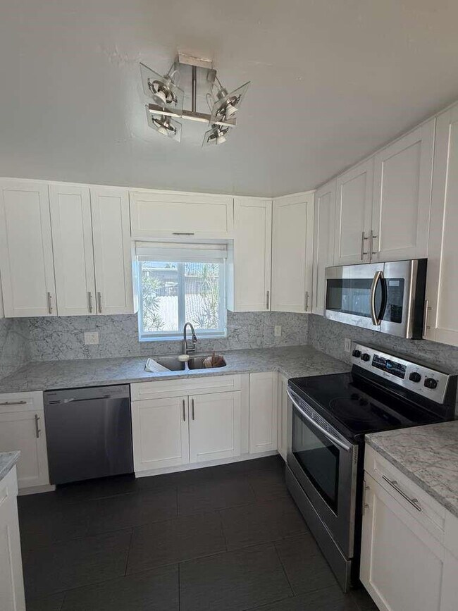 Building Photo - 2815 Van Buren St