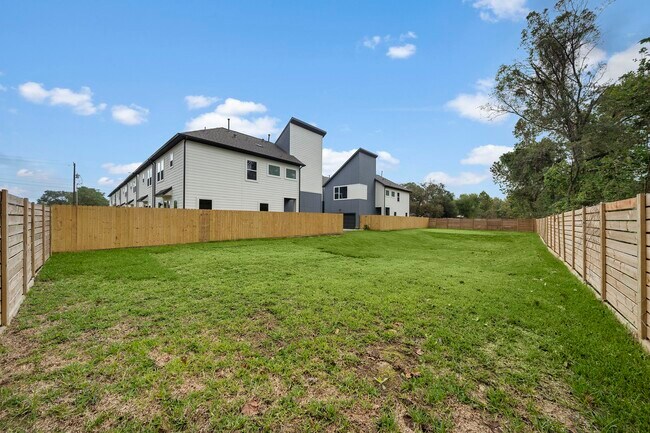 Building Photo - 28G Bucan St