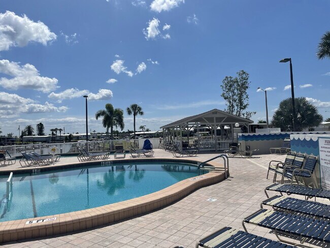 Building Photo - "Charming 2-Bed, 2-Bath Mobile Home Retreat in Harbor Cove!"