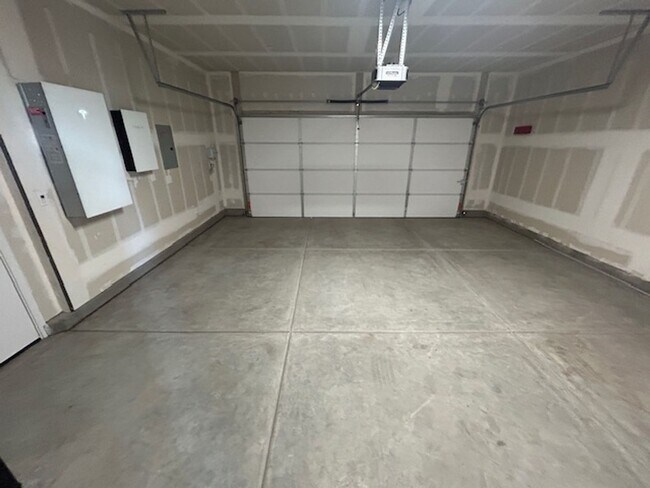 Building Photo - Brand new 4 bedroom 3 bathroom with solar in NW Visalia!!