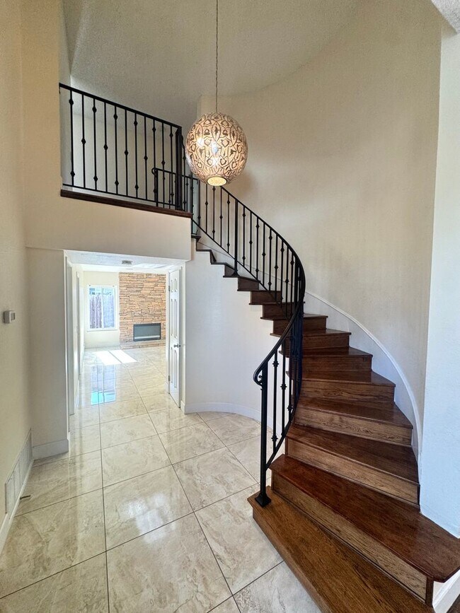 Building Photo - Rare opportunity spacious remodeled Camarillo Home on cul-de-sac with Electricity included!