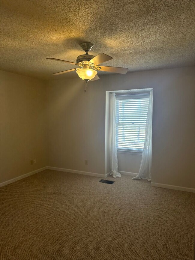 Building Photo - Oakridge Commons