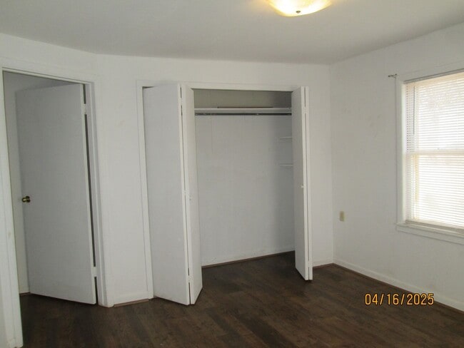 Building Photo - HOUSE -- 3 bedrooms, 2 bathrooms