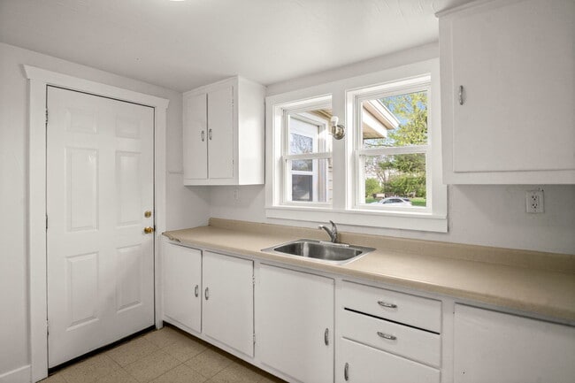 Building Photo - 827 E Wilson St