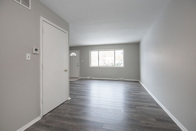 Building Photo - 2 BED 1.5 BATH UNIT IN THE BANBURY CONDOMINIUMS!