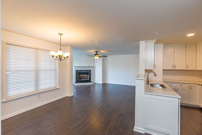 Building Photo - Gorgeous modern Main Level 2 bedroom 2 bath condo in SW Greensboro off W. Wendover.