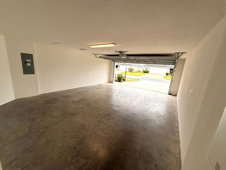 Garage - 11190 Hess Way