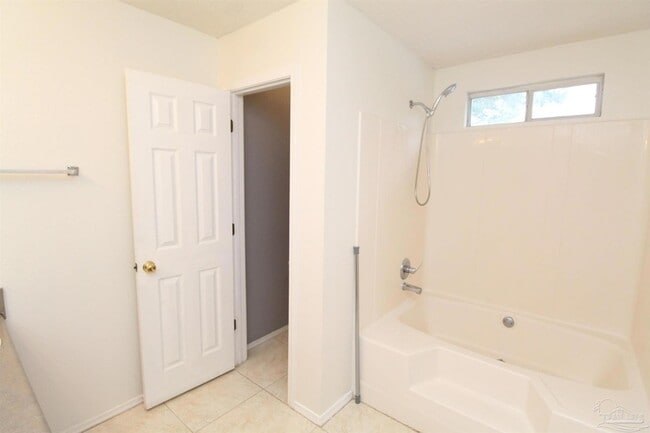 Building Photo - 2432 Gulf Breeze Ave