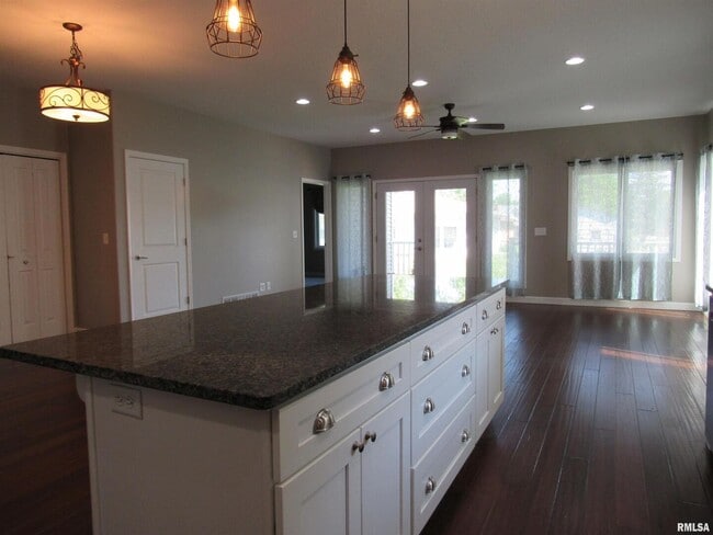 Building Photo - 405 E Palace Row