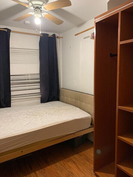 Small bedroom - 2023 Cloverfield Blvd