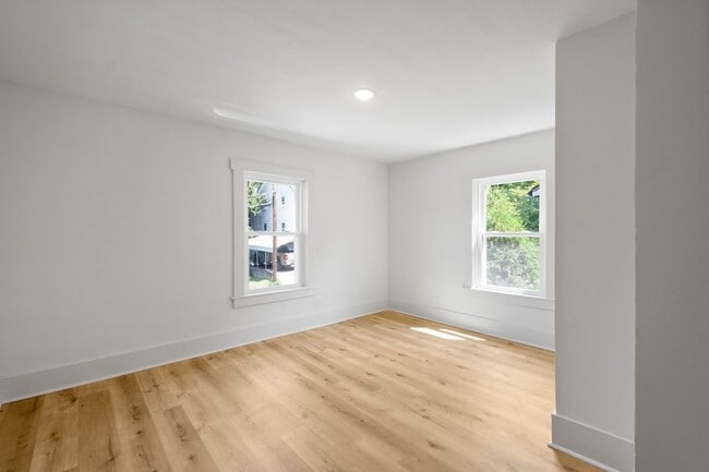 Building Photo - MOVE IN READY! FULLY RENOVATED 2-BEDROOM I...