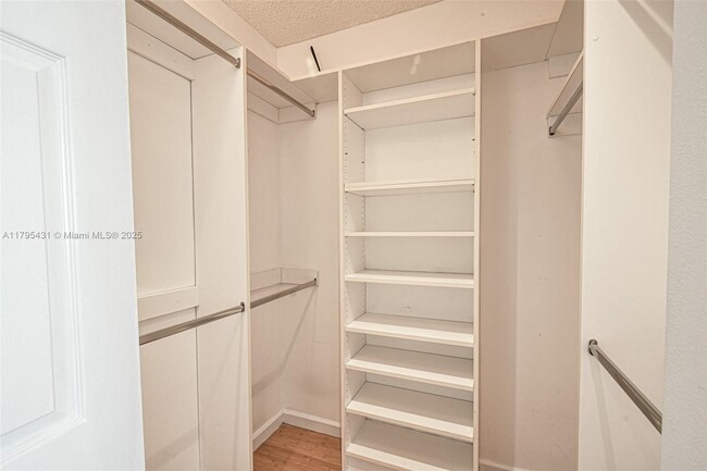 Building Photo - 1155 Brickell Bay Dr