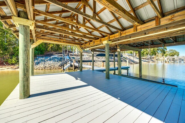 Building Photo - Beautiful Short term 2 bedroom 2 bath full...