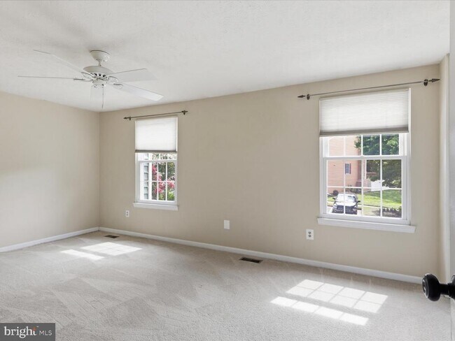 Building Photo - 1563 Autumn Ridge Cir