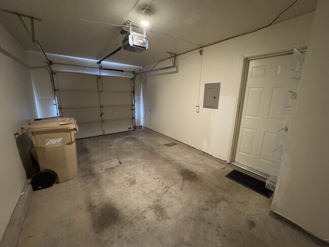 Building Photo - 2 Bedroom Condominium