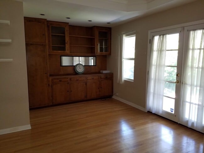 Building Photo - 1315 E Barkley Ave