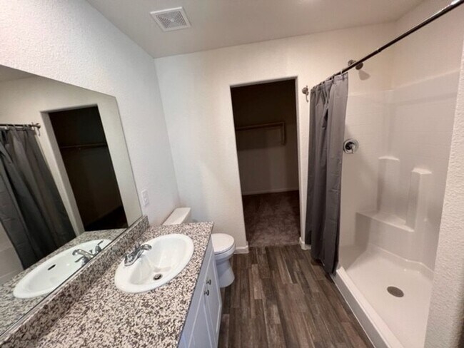 Building Photo - 3br 2Ba 2-Story Home with fenced yard and garage Near Golf Course, Rotary Park