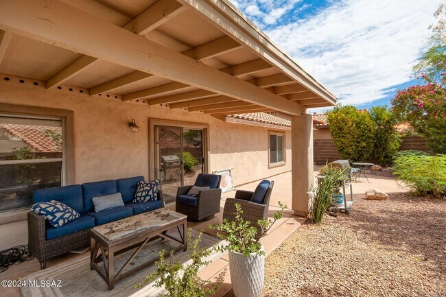 Building Photo - Oro Valley Stunner