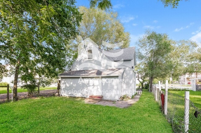 Building Photo - 743 Diamond Ave