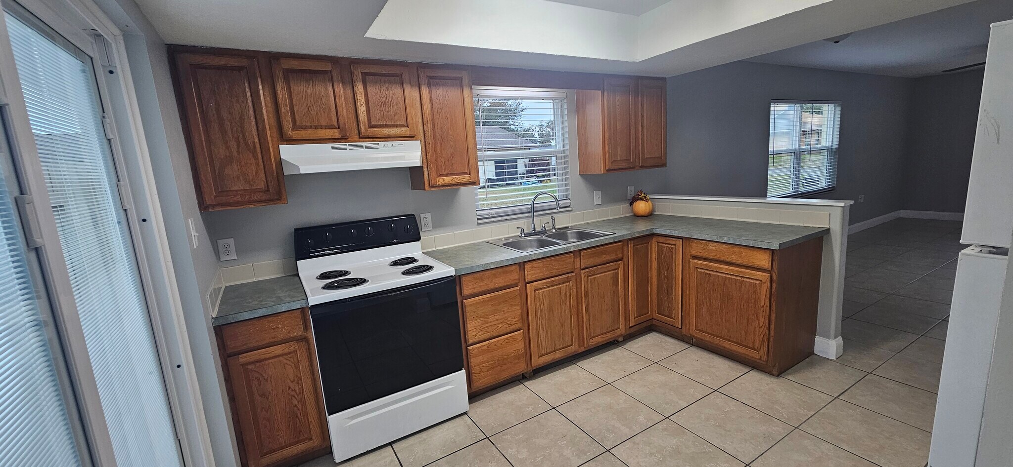 Kitchen - 815 Trina Ln