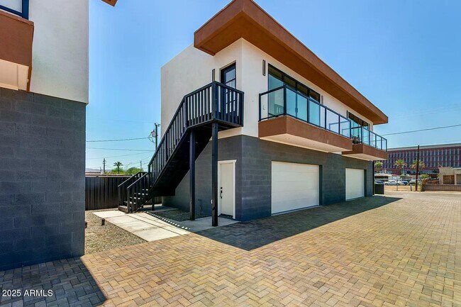 Building Photo - 411 N 32nd Pl