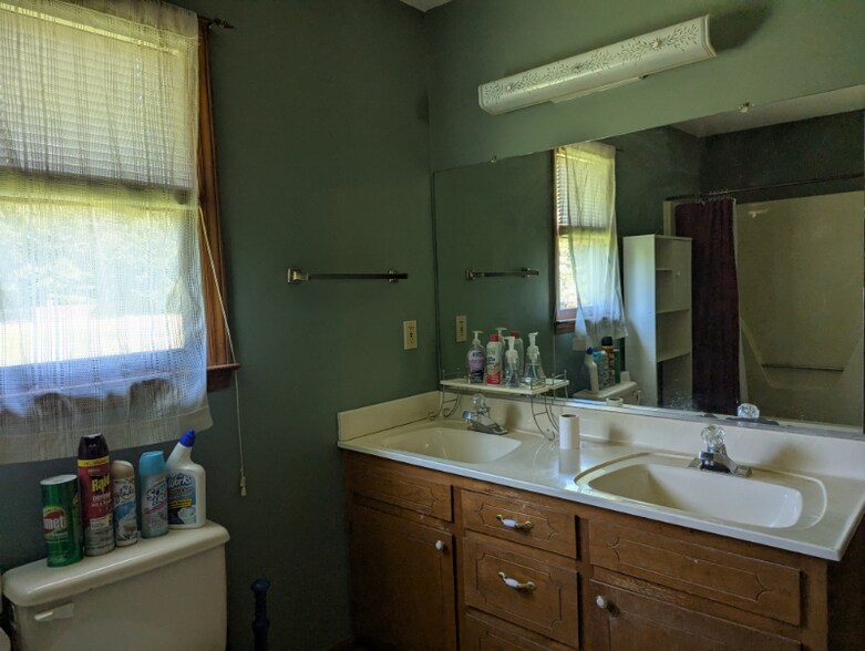 Building Photo - 1623 Lakeview Dr