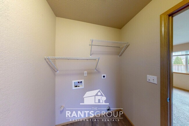 Building Photo - Great Location! Easy JBLM Commute!