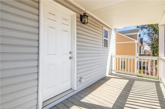 Building Photo - 926 W 26th St