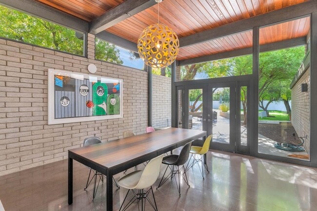 Building Photo - 3335 N Rose Cir Dr