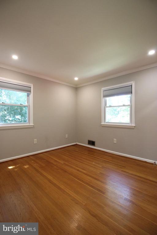 Building Photo - 102 Yeonas Dr SE