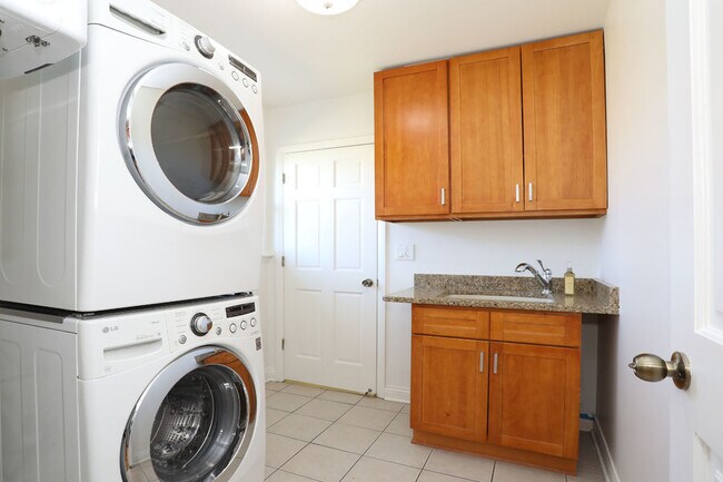 Building Photo - 409 Lexington Dr