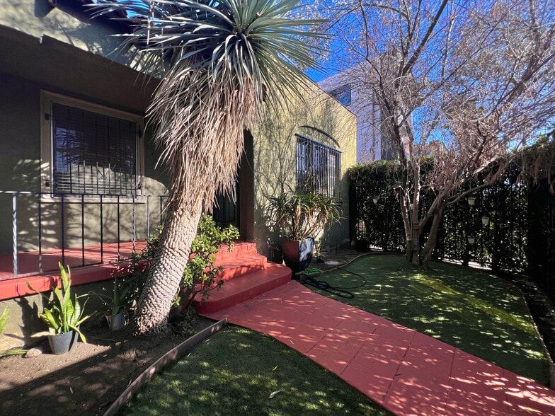 Front patio - 1152 N Sycamore Ave