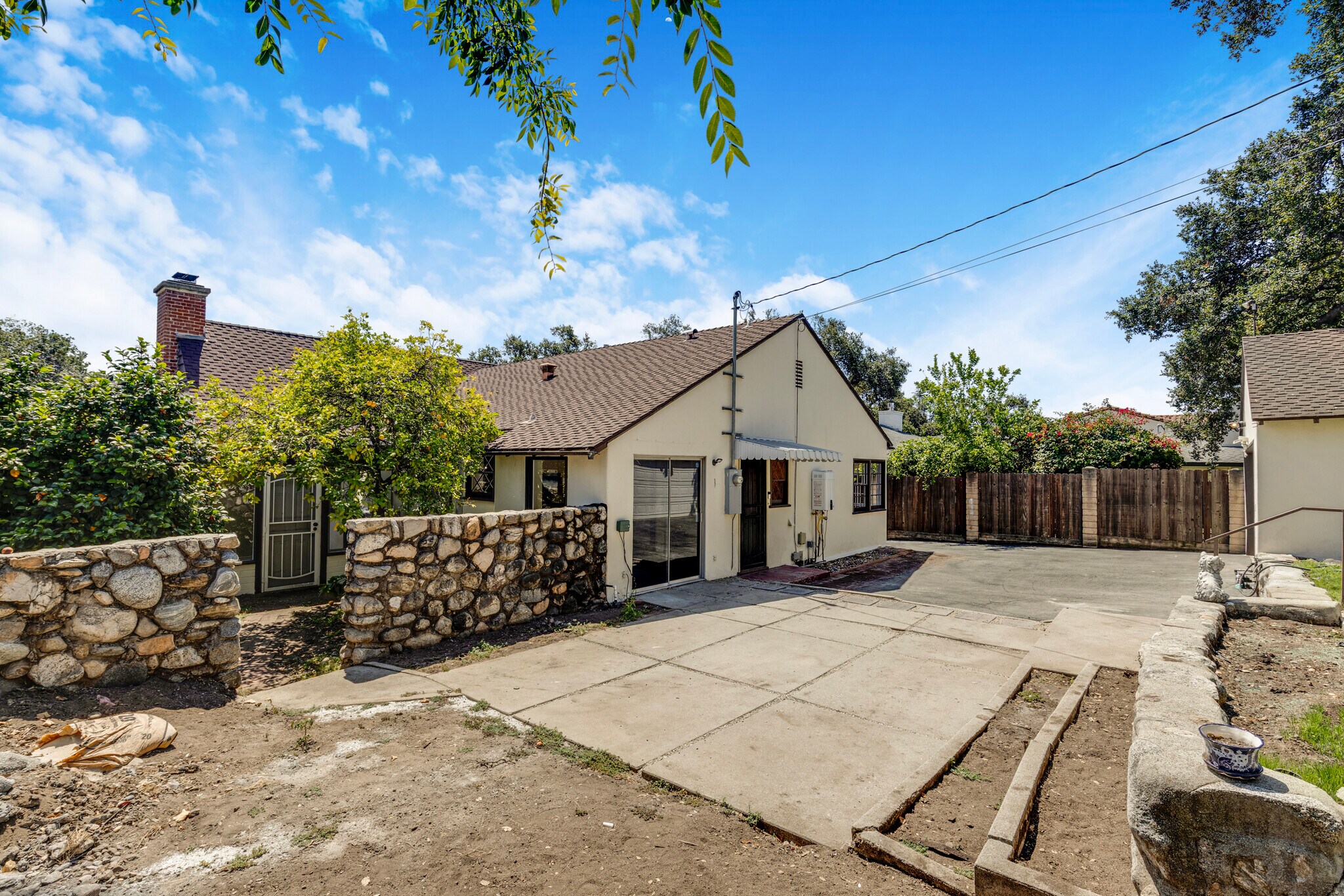 Building Photo - 2151 N Altadena Dr