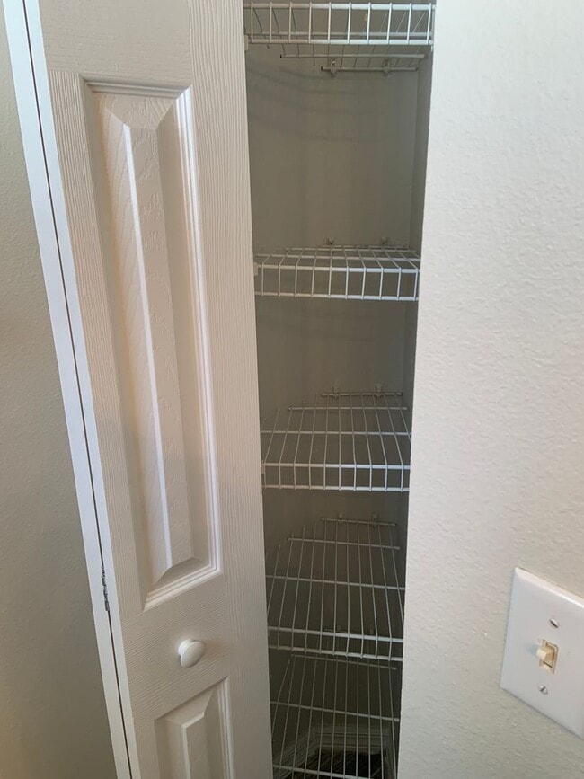 Building Photo - Updated 3 bed/ 2bath- Lehigh Woods