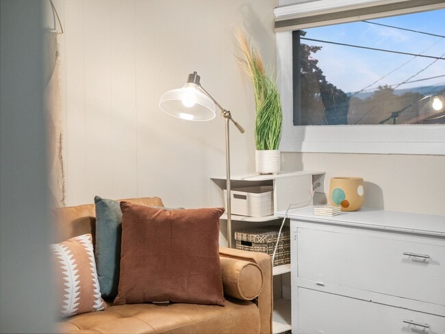 Building Photo - Boho Chic Loft (Furnished)