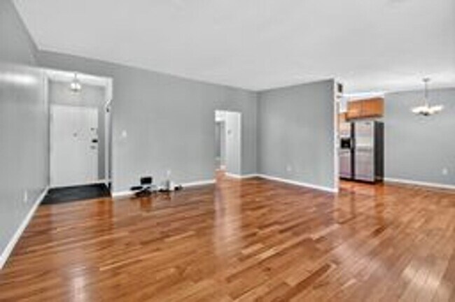 Building Photo - Fabulous 2BR/1BA Top Floor Condo in Grosve...