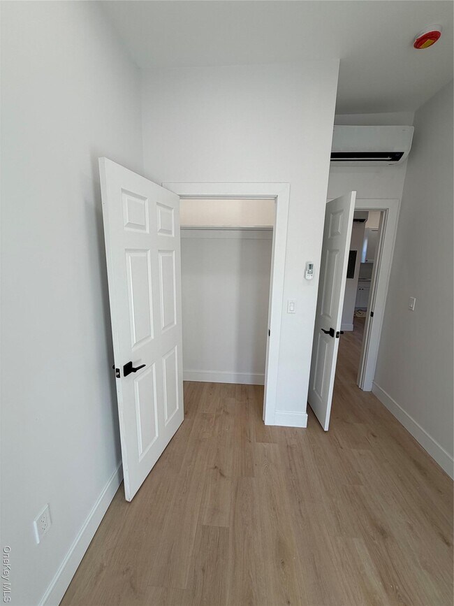 Building Photo - 554 Main St