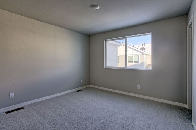 Building Photo - Beautiful Townhome For Lease