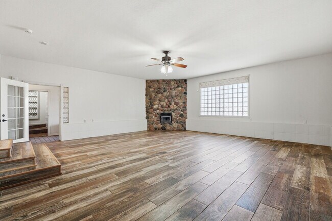 Building Photo - 2237 W Foothill St