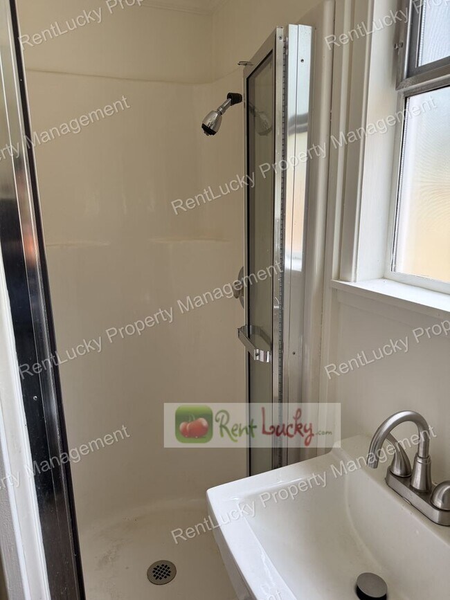 Building Photo - Super-Cute & Remodeled 1-Bedroom MIL Apartment in Great Kirkland Neighborhood FOR RENT!!