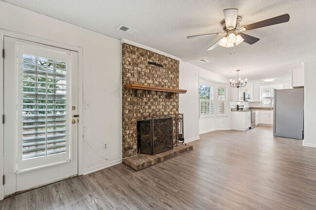 Building Photo - 3BR/2BA Home with Fireplace and Fenced Yard in Mt Pleasant