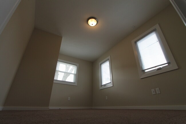 Building Photo - Fully Remodeled 3 Bedroom House!