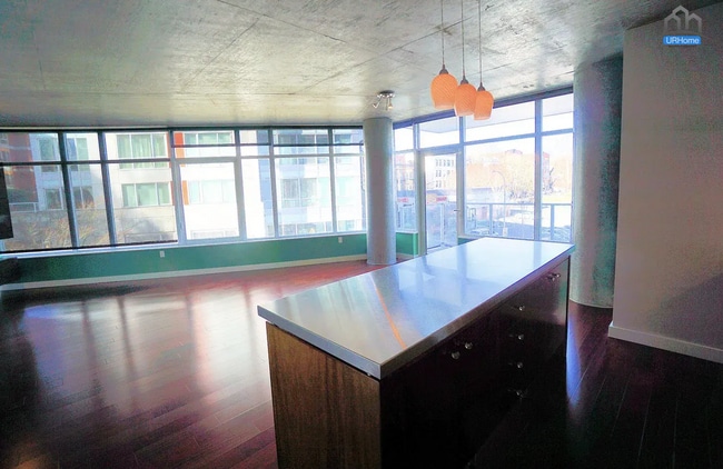 Building Photo - Elevated City Living: Expansive 2-Bed, 2-Bath Condo in PDX – Parking & Most Utilities Included!