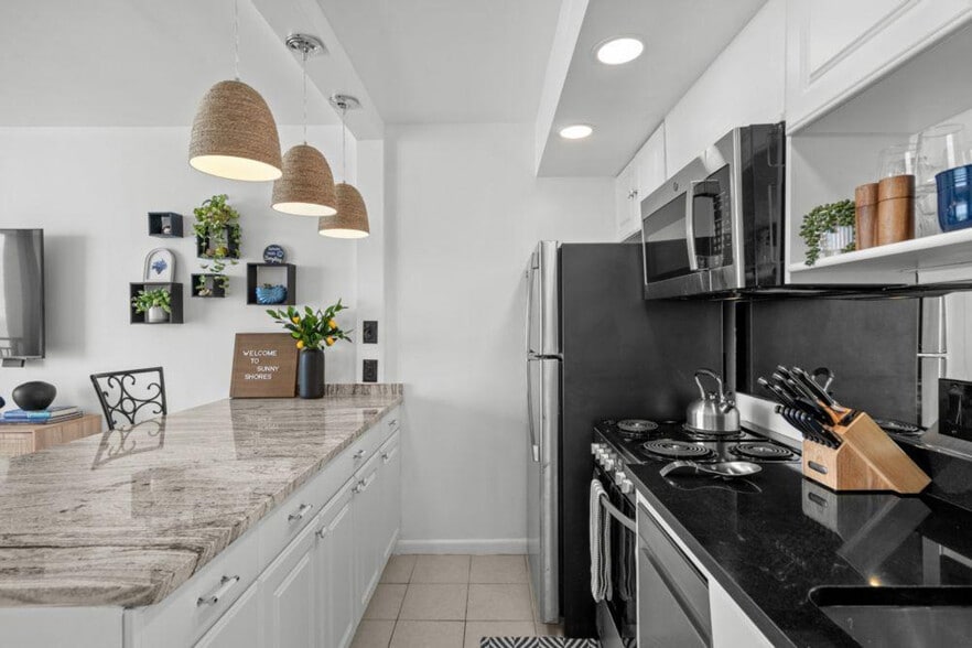 Building Photo - 5523 N Ocean Blvd