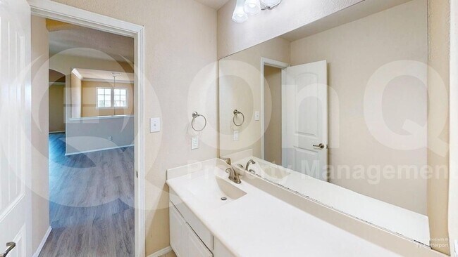 Building Photo - 400 Plum Ct