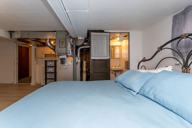 Building Photo - Lovely Downtown Property!