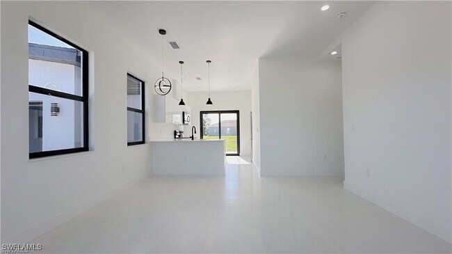 Building Photo - 714 Chambers St E