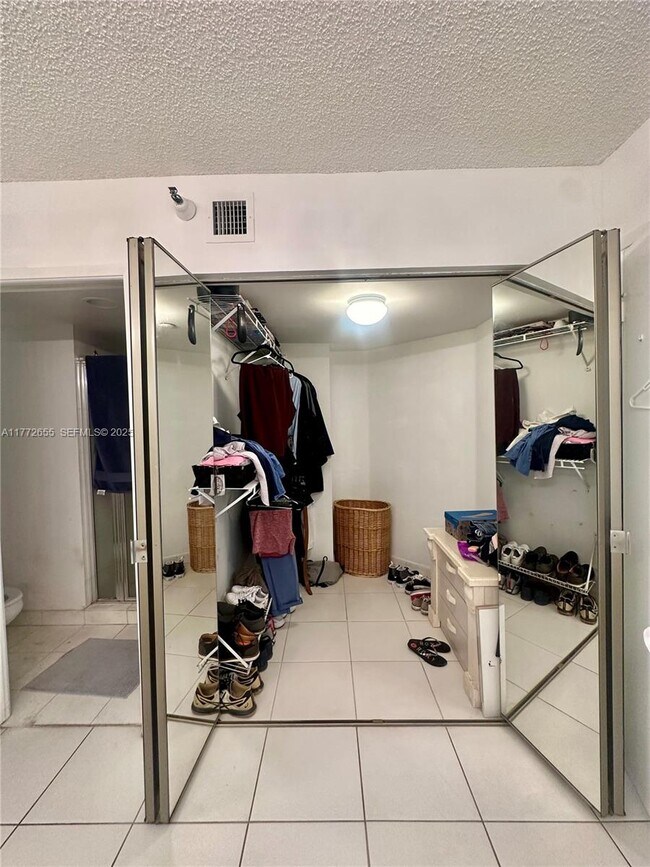 Building Photo - 19101 Mystic Pointe Dr