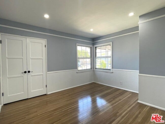 Building Photo - 7330 W 89th St