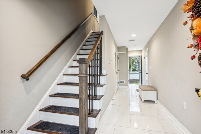 Building Photo - 25 Stonybrook Cir